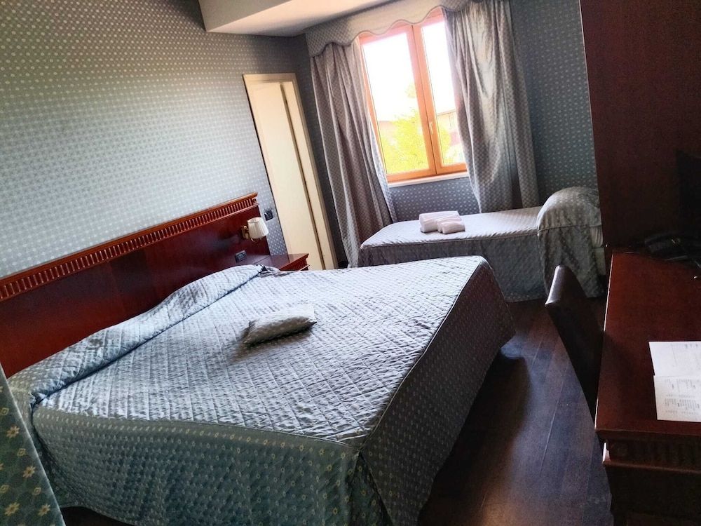 HOTEL LA FAYETTE LICOLA Matrimoniale con Lettino Standard