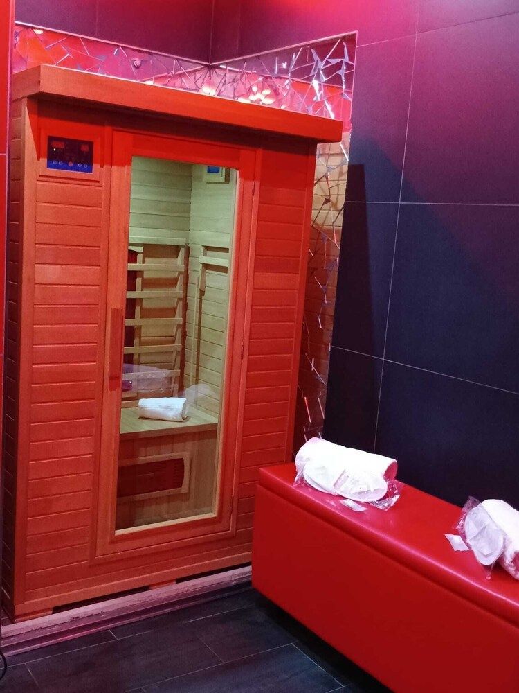 HOTEL LA FAYETTE LICOLA Suite Inferno con idromassaggio + Sauna Tailandese 9