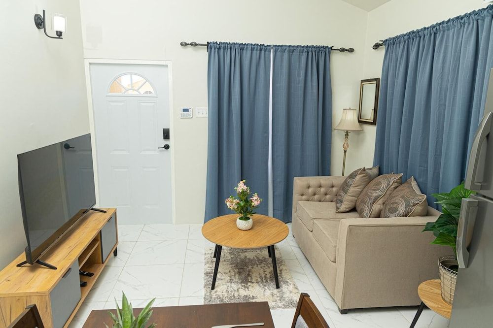 Phoenix Park Villas Portmore Family House, Garden View 17