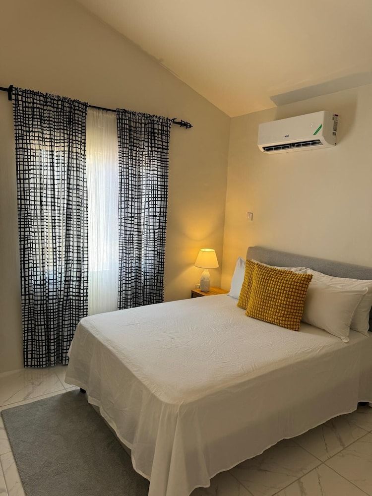 Phoenix Park Villas Portmore Family House, Garden View 12