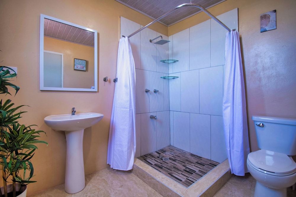 Majestic Heights Bed & Breakfast Comfort Room, 1 Bedroom, Sea View 11