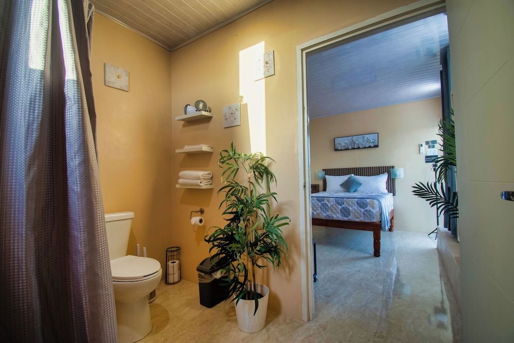 Majestic Heights Bed & Breakfast Comfort Room, 1 Bedroom, Sea View 12