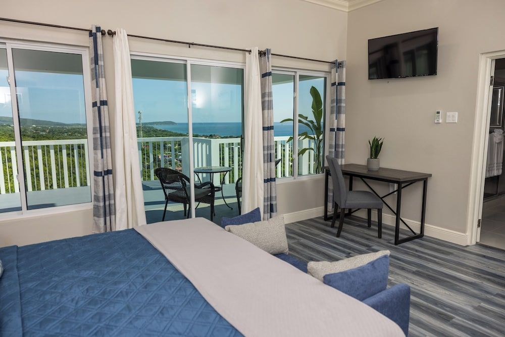 Majestic Heights Bed & Breakfast Luxury Penthouse, Sea View 5