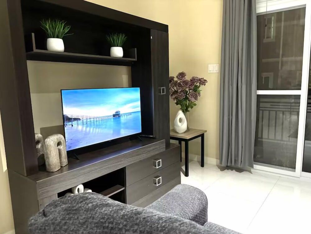 Stylish 1-Bed Condo with Views in Harloe Comfort Apartment, Patio 4