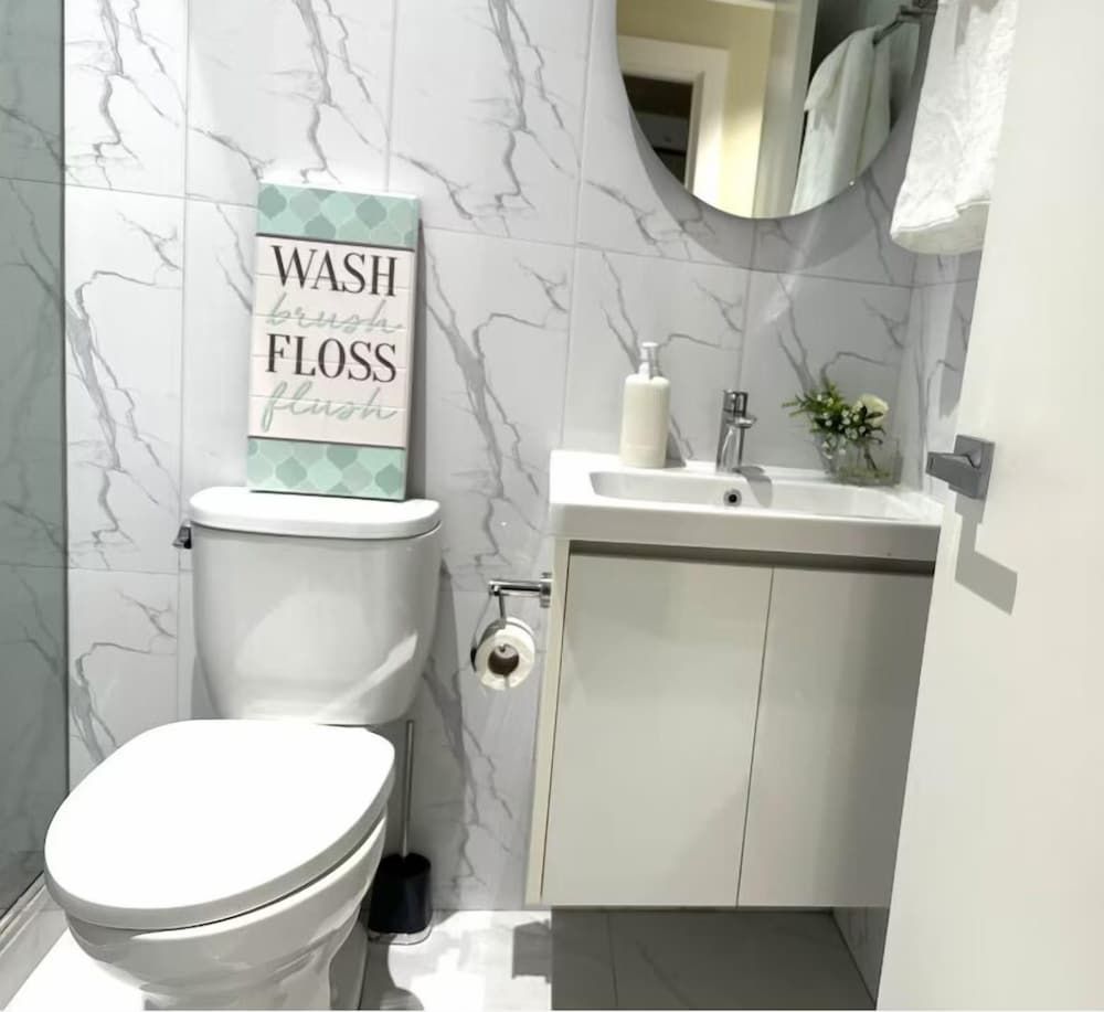 Stylish 1-Bed Condo with Views in Harloe Comfort Apartment, Patio 5