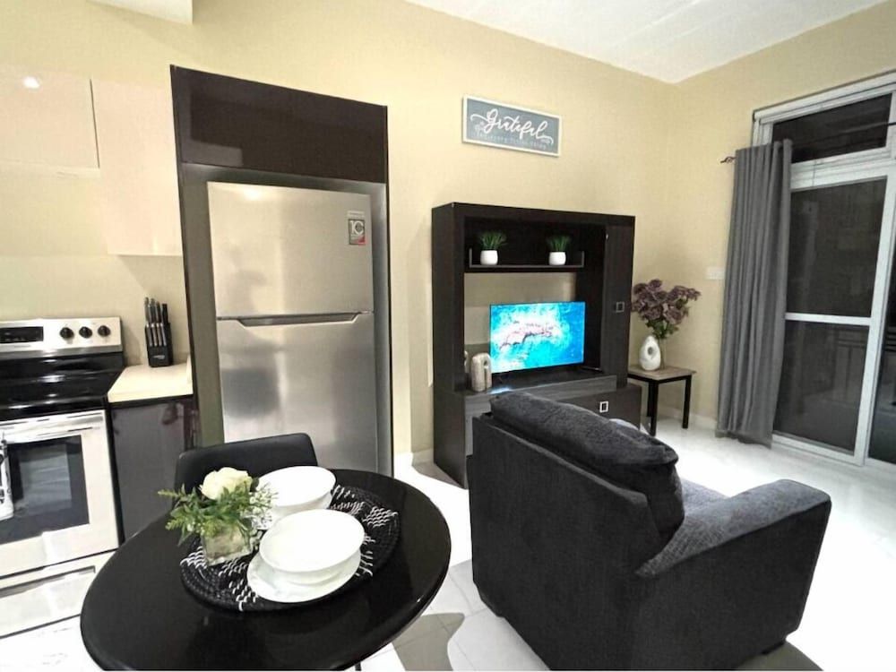 Stylish 1-Bed Condo with Views in Harloe Comfort Apartment, Patio 3