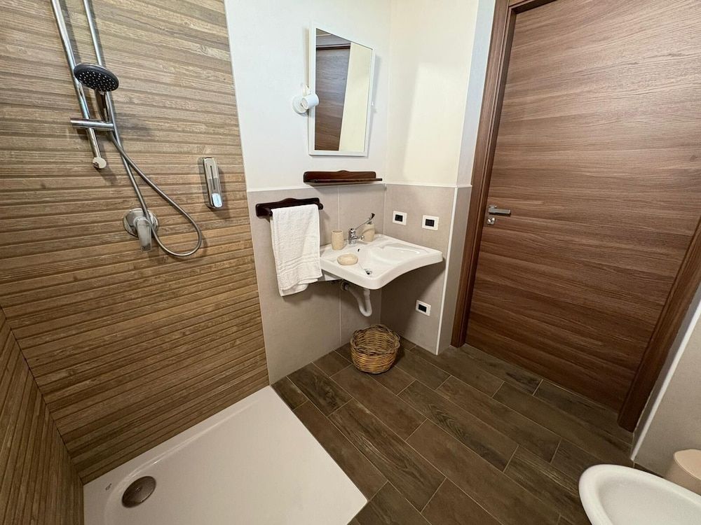 Selinunthia country house Classic Triple Room, Roll-in Shower 4