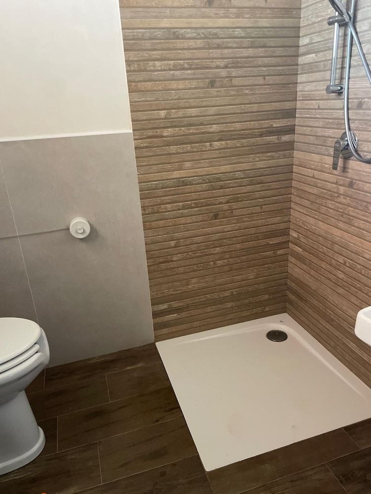 Selinunthia country house Classic Triple Room, Roll-in Shower 5