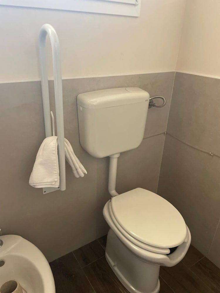 Selinunthia country house Classic Triple Room, Roll-in Shower 6