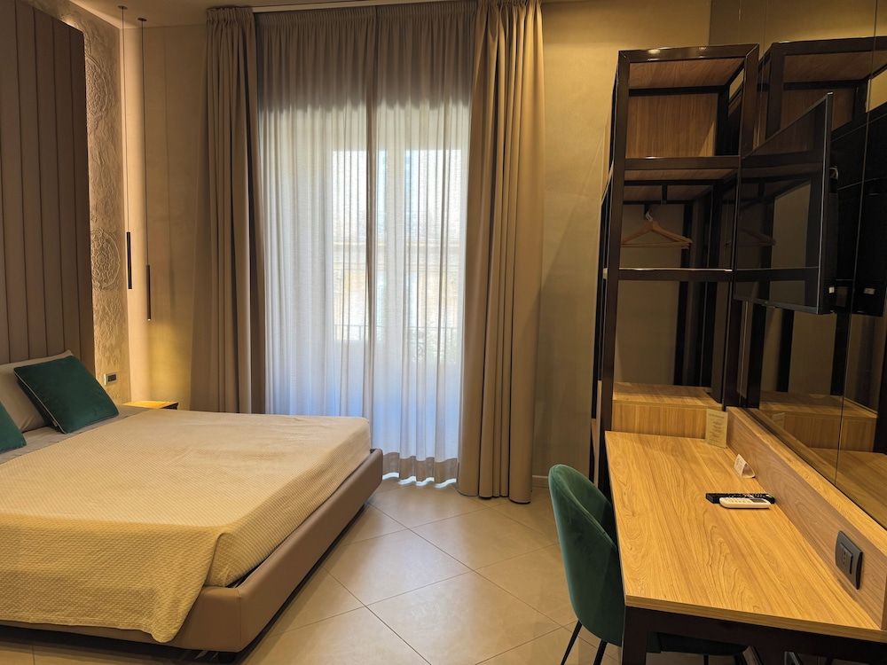 Tropicana room Deluxe Triple Room, Balcony, City View 4