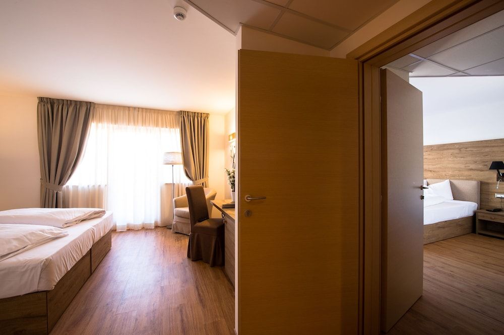 Family Suite, Connecting Rooms