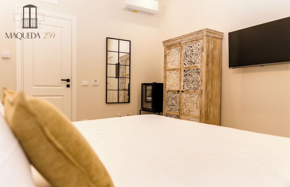 Standard Room, 1 King Bed, City View