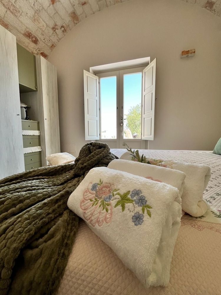 Villa Itriò Superior Room, Pool View 5