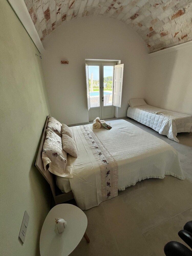 Villa Itriò Comfort Triple Room, Pool View 5