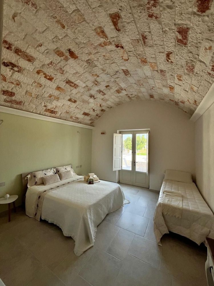 Villa Itriò Comfort Triple Room, Pool View 10