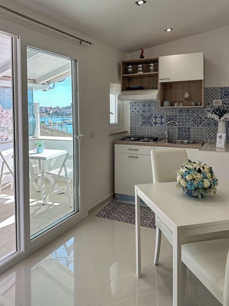 LA PERLA AZZURRA Apartment, Marina View 5