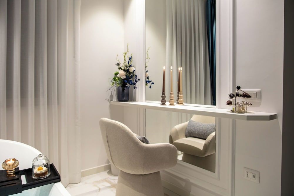 Dama Luxury Suites Pompei Deluxe Room 8