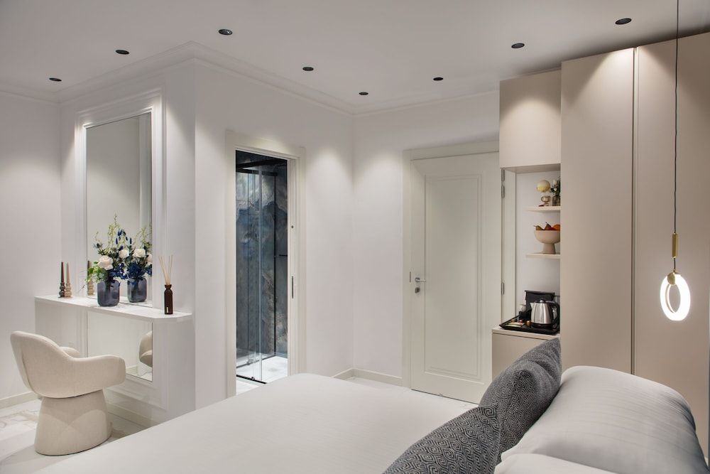 Dama Luxury Suites Pompei Deluxe Room 4