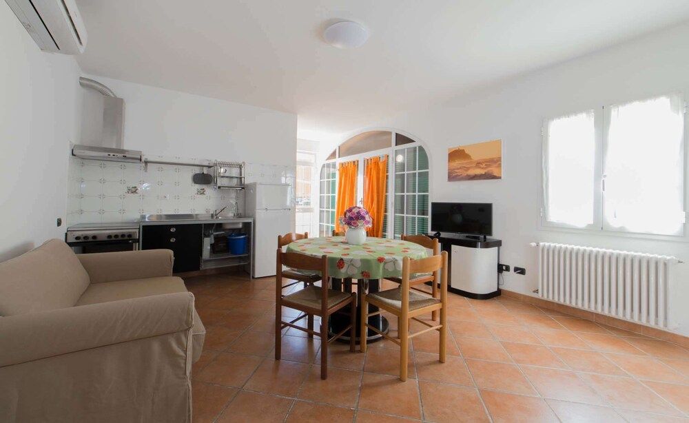 Casa Vacanze sul Borgo Appartamento in villa con piscina e giardino 3