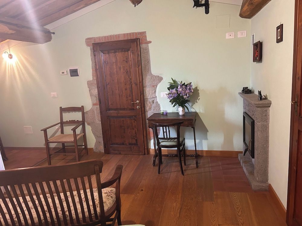 Historic Farmhouse Casa del Chiodo Deluxe Room, Balcony, Mountain View 8