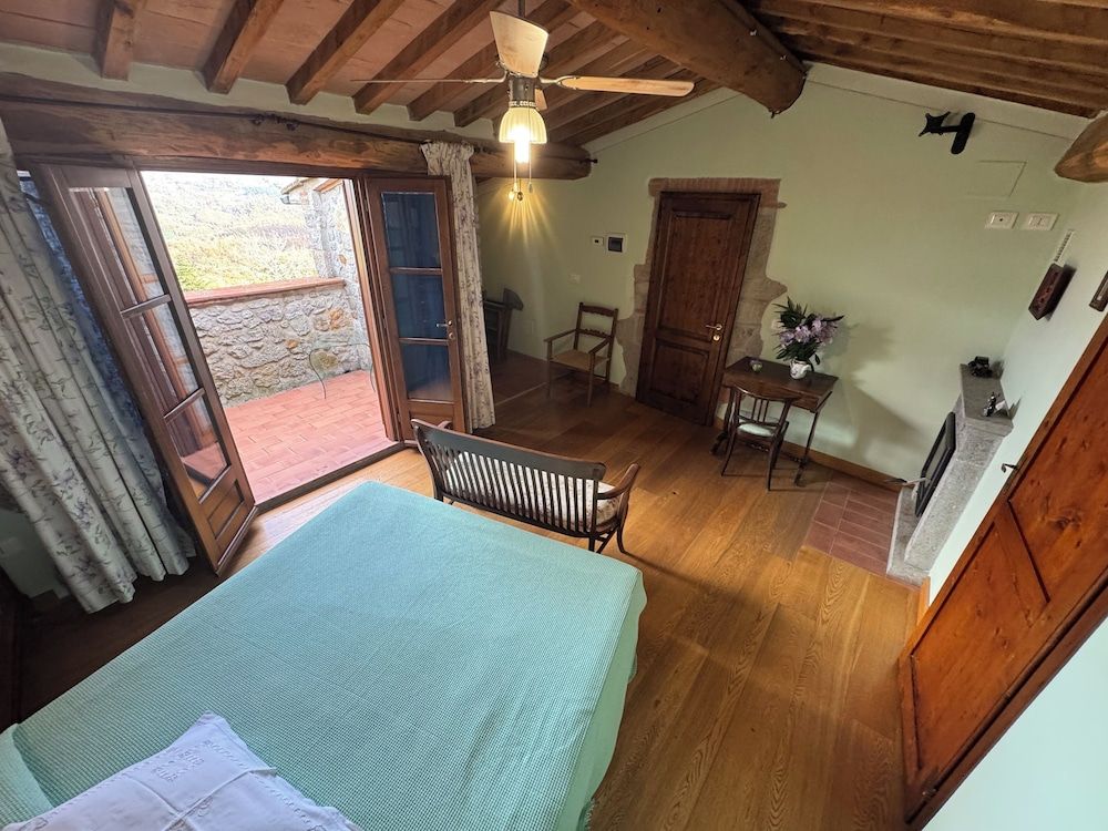 Historic Farmhouse Casa del Chiodo Deluxe Room, Balcony, Mountain View 16