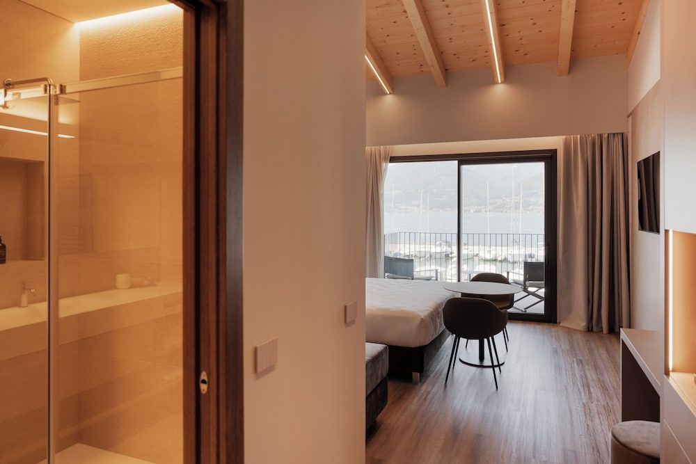 Lago Dorato Marina Lodge Superior Triple Room, Lake View 3