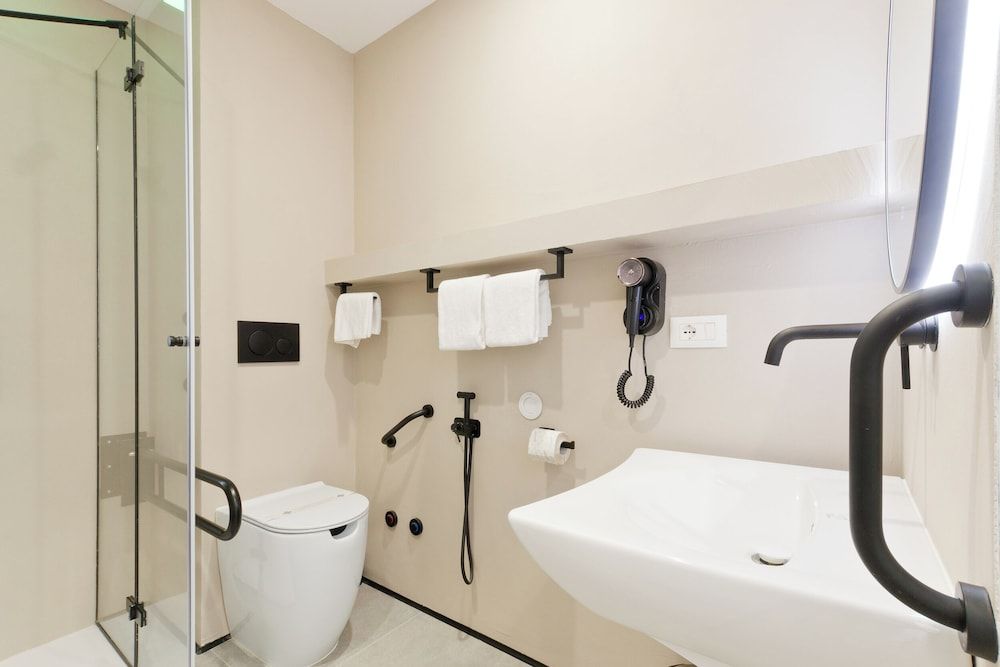 Borgo Centrale Rooms Deluxe Double or Twin Room, Roll-in Shower, Garden View 13