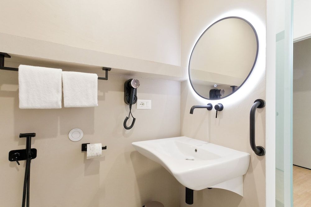 Borgo Centrale Rooms Deluxe Double or Twin Room, Roll-in Shower, Garden View 12