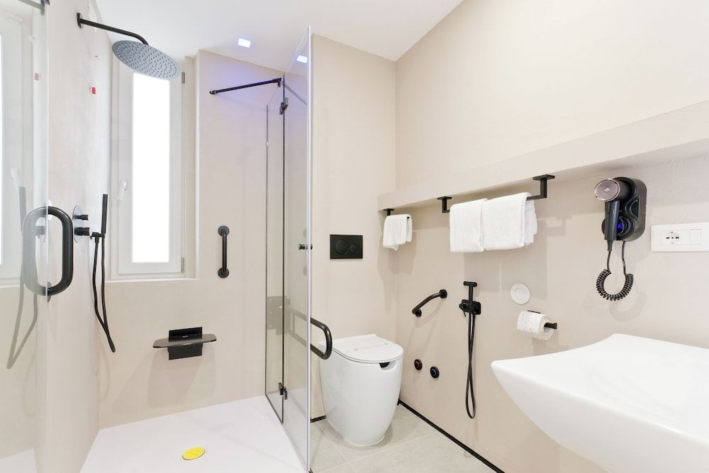 Borgo Centrale Rooms Deluxe Double or Twin Room, Roll-in Shower, Garden View 10