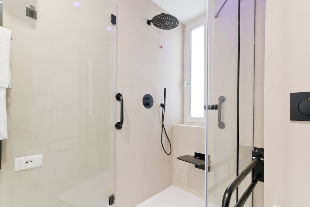 Borgo Centrale Rooms Deluxe Double or Twin Room, Roll-in Shower, Garden View 11