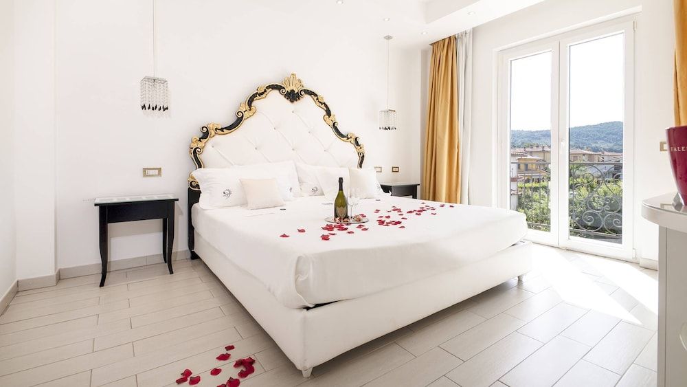 Ludwig Boutique Hotel & Spa Deluxe Suite, Private Pool, Lake View 3