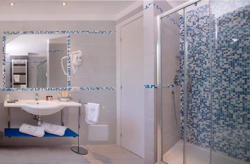 Ludwig Boutique Hotel & Spa Deluxe Suite, Private Pool, Lake View 7