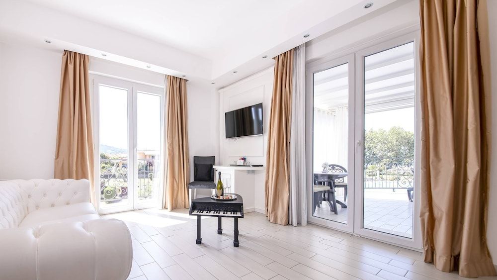 Ludwig Boutique Hotel & Spa Deluxe Suite, Private Pool, Lake View 4