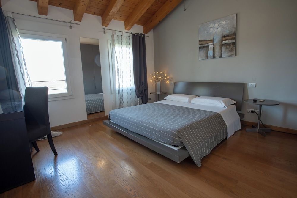 Magrine Castelfranco Veneto Triple Room, 1 Bedroom, Private Bathroom, Garden View 3