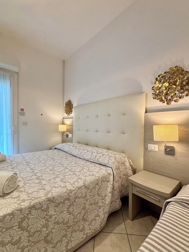 HOTEL ALDA B&B Triple Room, Balcony, Partial Sea View 3