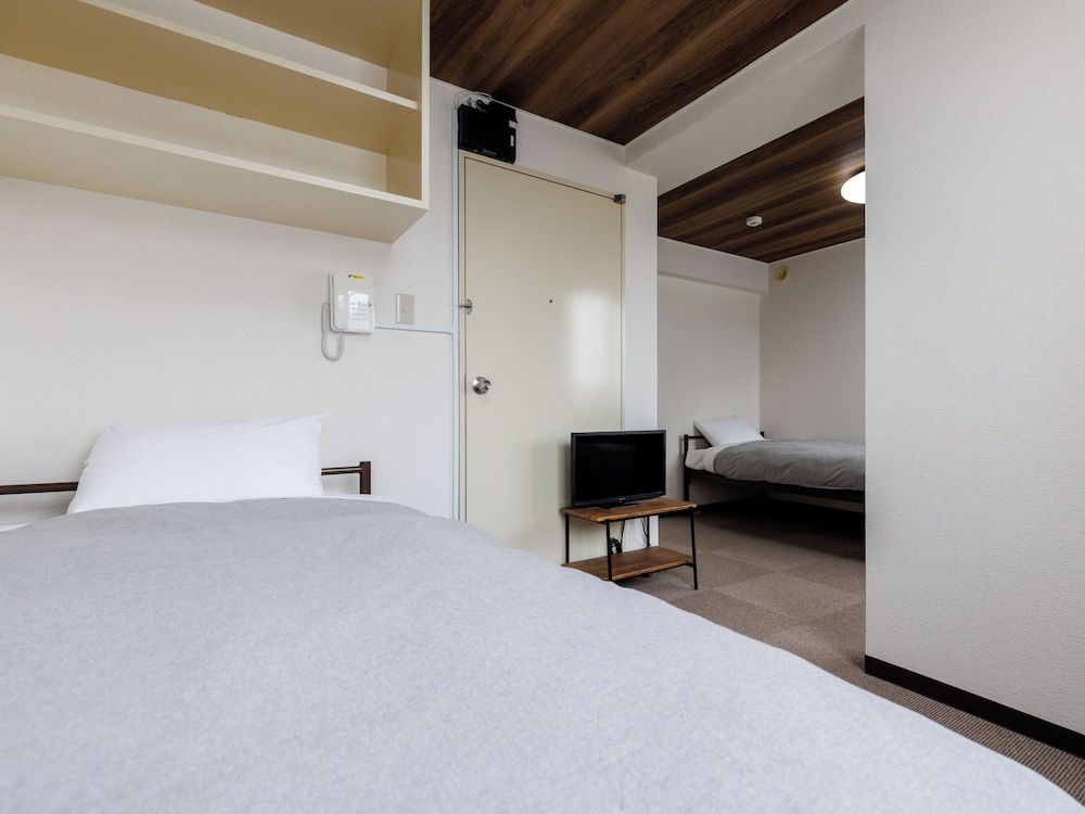 Twin Room, Non Smoking, Shared Bathroom (B)