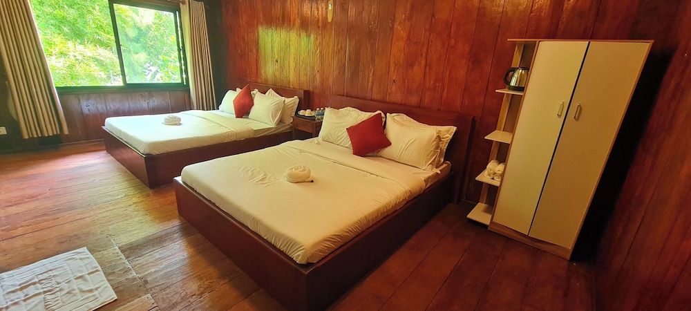 Basic Room, Canal View