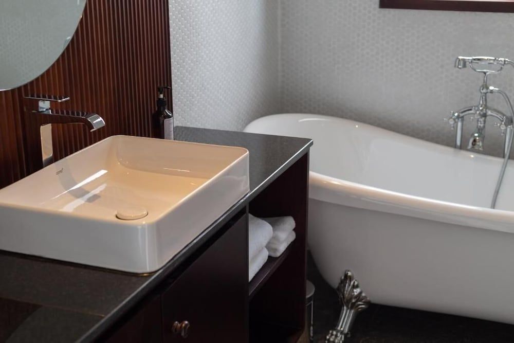 LA. CHRONIQUE HOTEL Suite room with city view 4