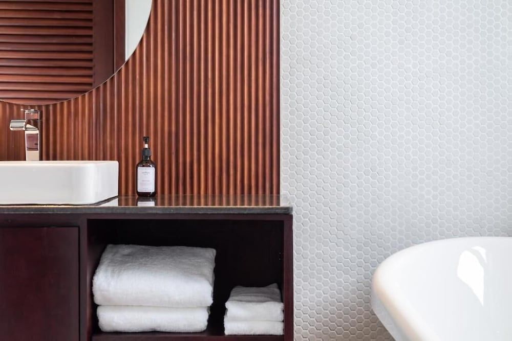 LA. CHRONIQUE HOTEL Suite room with city view 5