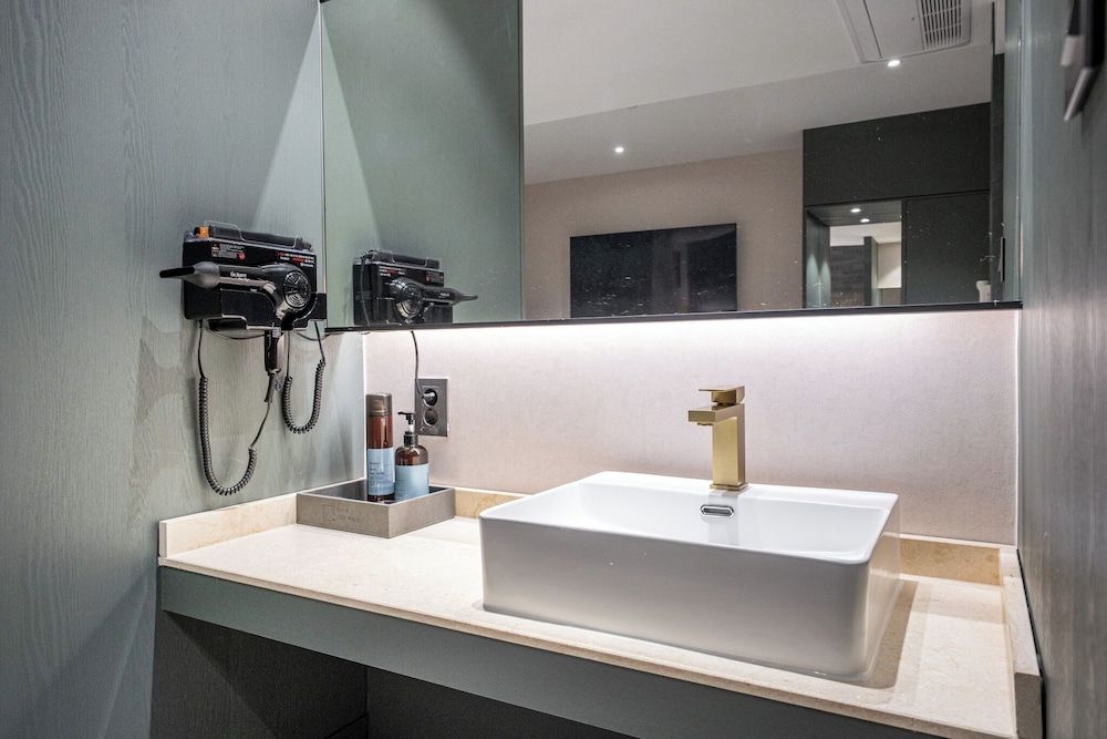 TheWall Hotel Deluxe Double Room 8