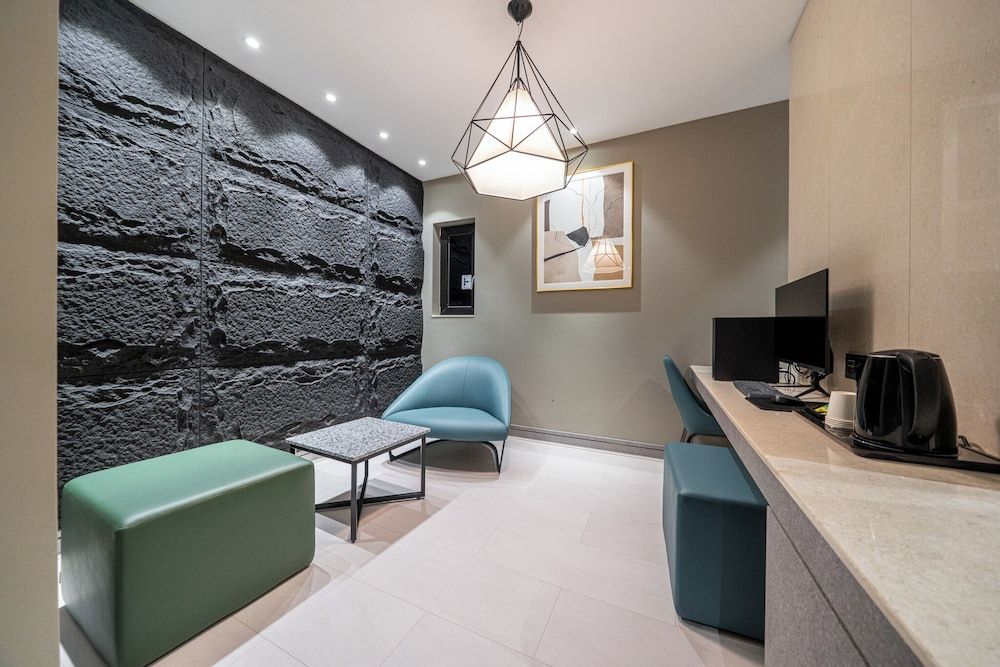 TheWall Hotel Deluxe Double Room 2