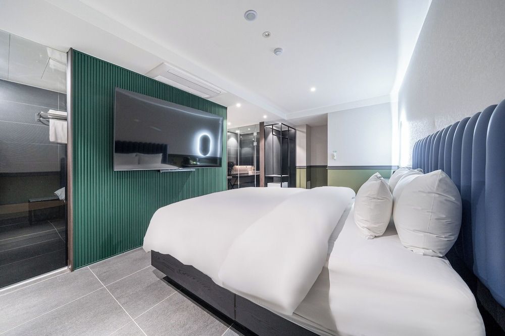 TheWall Hotel Deluxe Double Room 6