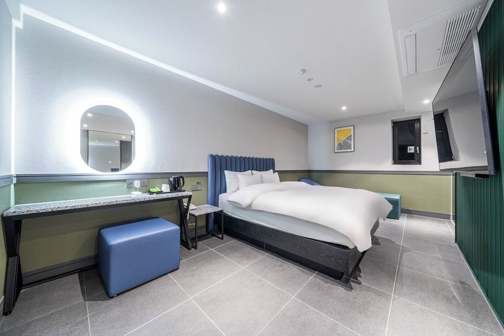 TheWall Hotel Superior Double Room 2