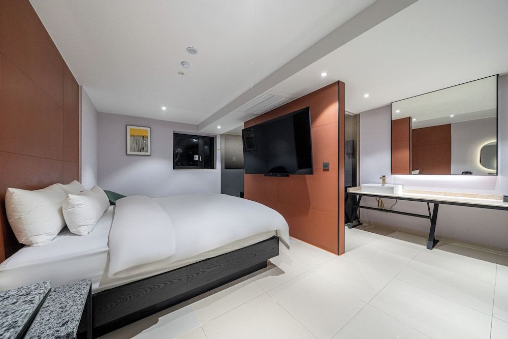 TheWall Hotel Superior Double Room 6