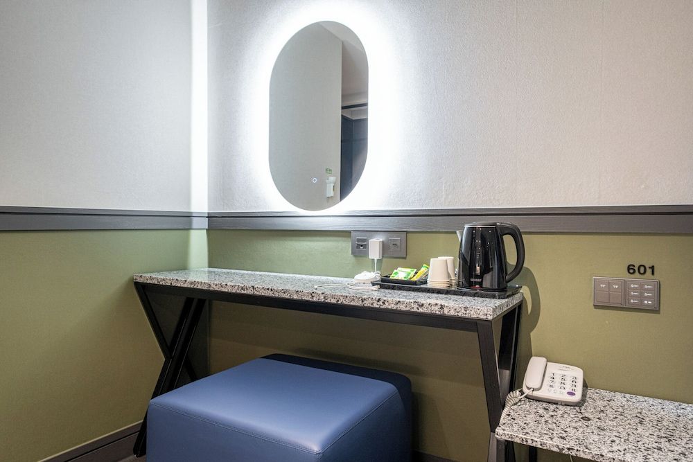 TheWall Hotel Deluxe Double Room 5