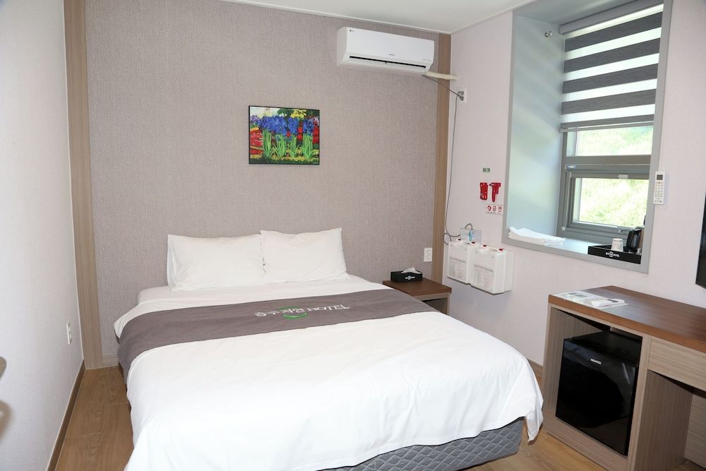 Mungang Sulfur Hot Springs Standard Double Room, Mountain View 3