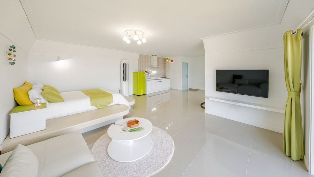 Daebudo Aladdin Pension Basic Room, 1 Bedroom (Bassoon (Ocean View, Jacuzzi, BBQ)) 3