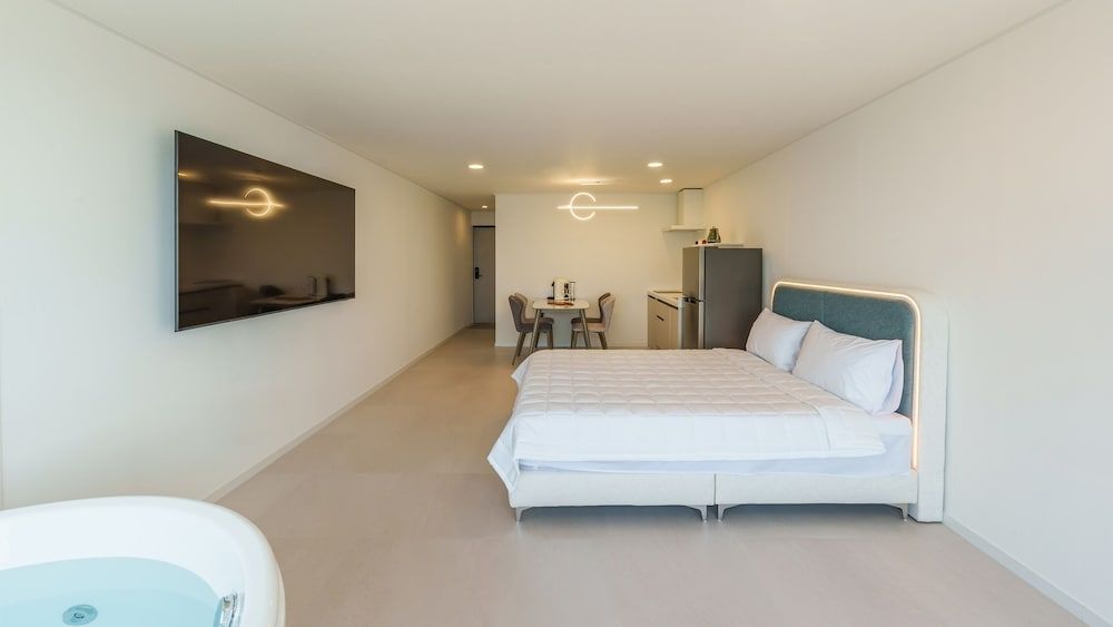 Donghae Neulbadarang Ocean View Pension Basic Room, 1 Bedroom (Room 402 (Full Ocean View / Spa)) 4