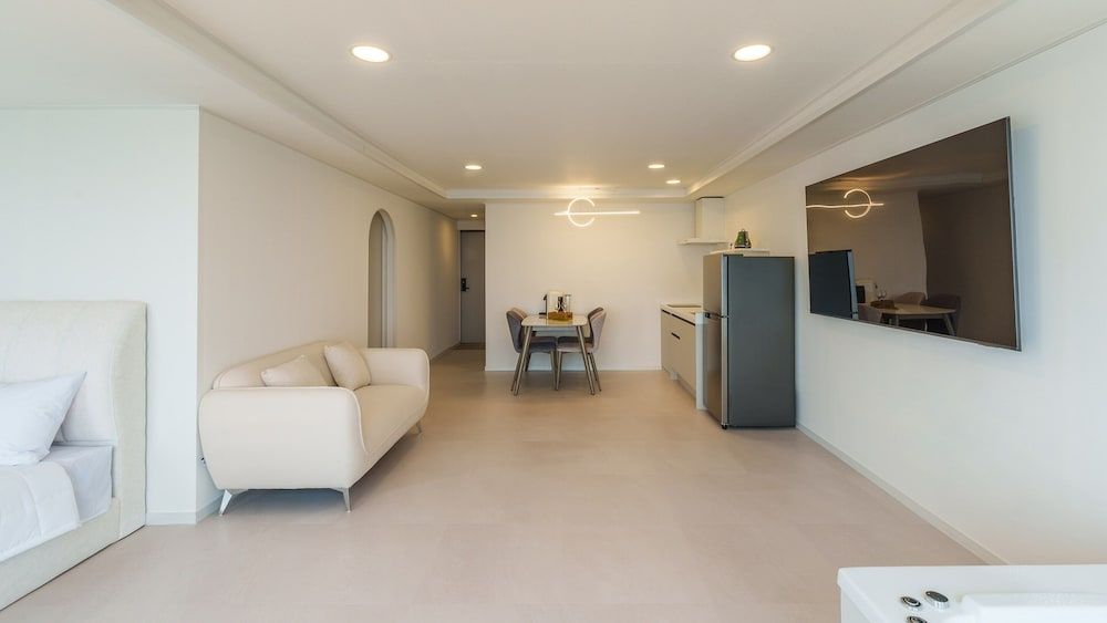 Donghae Neulbadarang Ocean View Pension Basic Room, 2 Bedrooms (Room 502 (Full Ocean View / Spa)) 6