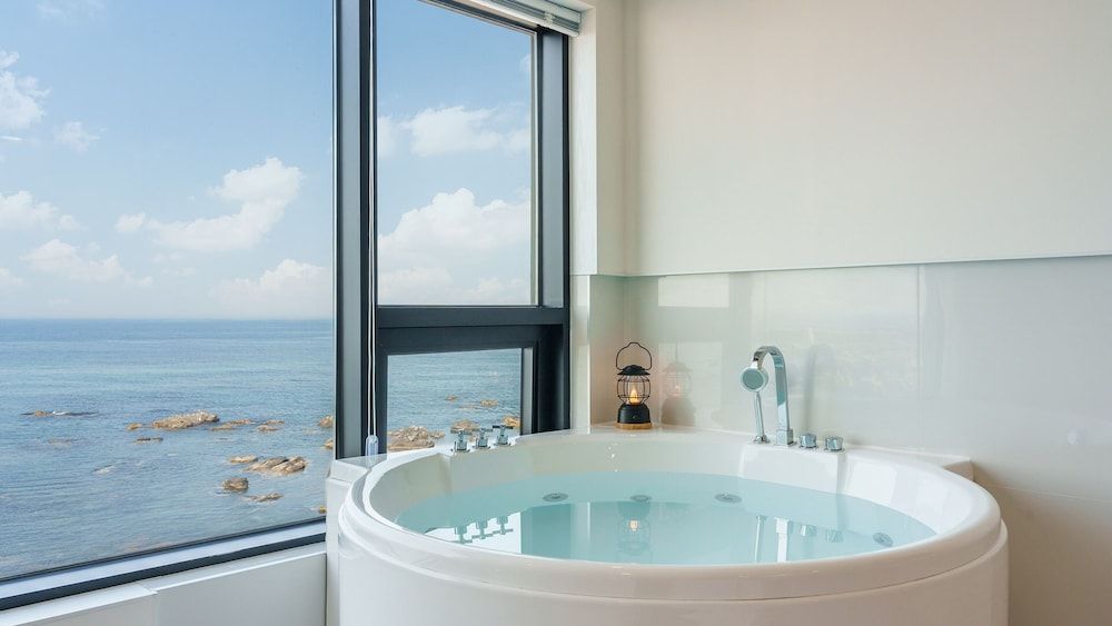 Donghae Neulbadarang Ocean View Pension Basic Room, 1 Bedroom (Room 402 (Full Ocean View / Spa)) 8